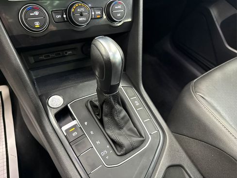 Used 2020 Volkswagen Tiguan SE w/ Panoramic Sunroof Package image 34