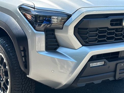 Used 2025 Toyota Tacoma TRD Off-Road w/ TRD Off Road Upgrade Package AWD/4WD image 9