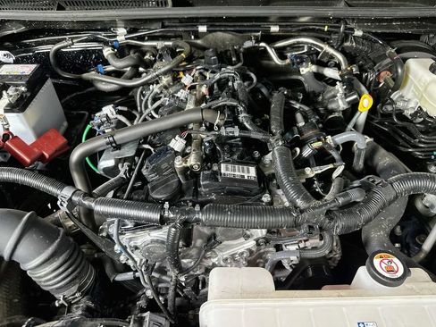 Used 2025 Toyota 4Runner SR5 AWD/4WD image 9