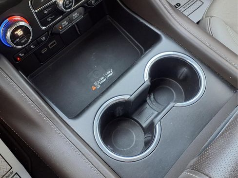 Used 2022 GMC Yukon SLT w/ SLT Premium Package image 8