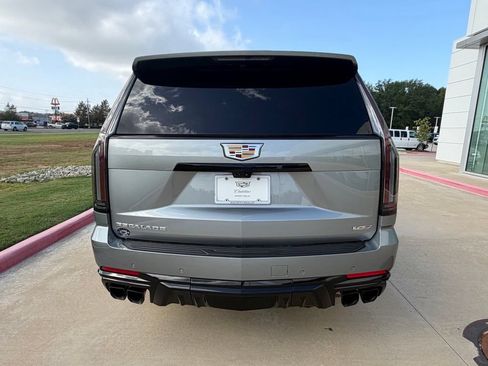 Used 2025 Cadillac Escalade ESV V AWD/4WD image 4