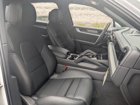 Certified 2025 Porsche Cayenne S AWD/4WD image 26