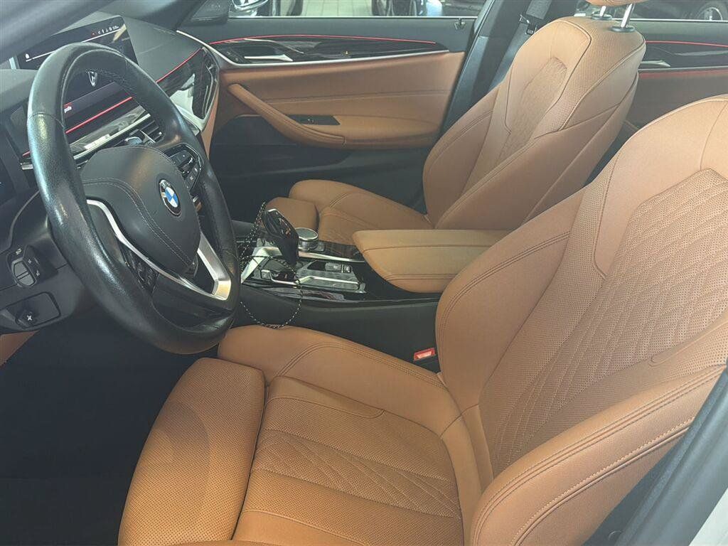 Used 2023 BMW 540i w/ Premium Package RWD image 2