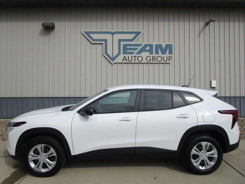 Used 2025 Chevrolet Trax LS image 4