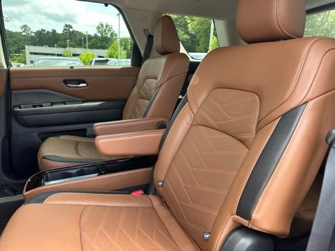 Used 2024 Nissan Pathfinder Platinum FWD image 15
