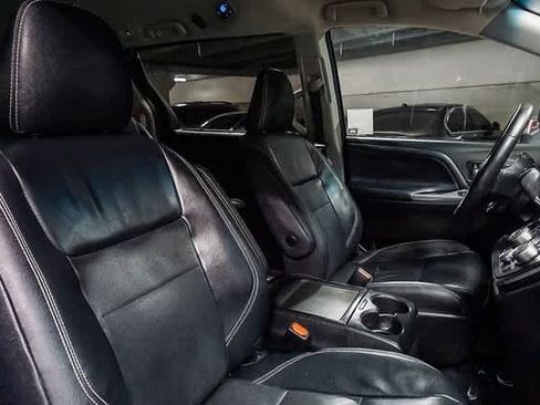 Certified 2017 Toyota Sienna SE image 17
