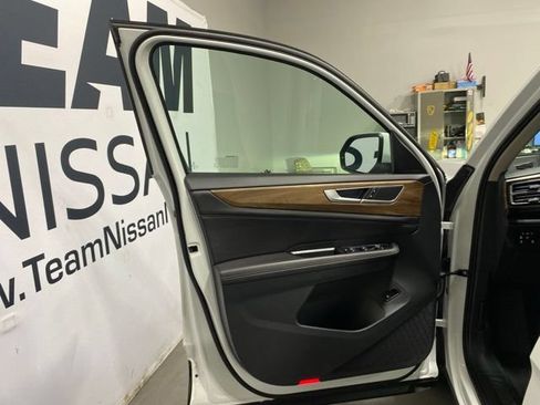 Used 2025 Volkswagen Atlas SE AWD/4WD image 9