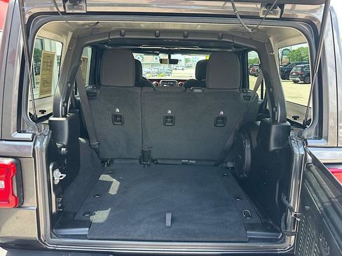 Used 2022 Jeep Wrangler Unlimited Rubicon w/ Dual Top Group AWD/4WD image 11