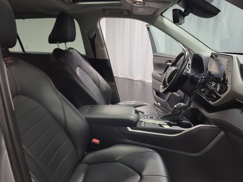 Used 2020 Toyota Highlander XLE AWD/4WD image 35