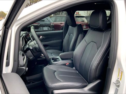 New 2026 Chrysler Pacifica Select image 7