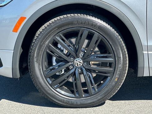 Certified 2022 Volkswagen Tiguan SE R-Line image 27
