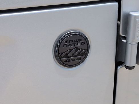 Used 2023 Jeep Gladiator Sport AWD/4WD image 7