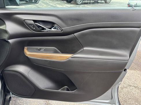 Used 2023 GMC Acadia SLE image 17