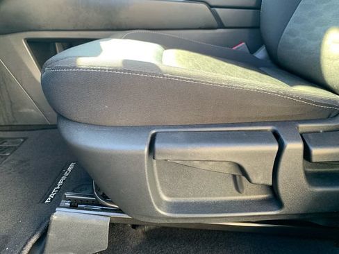 Used 2025 Nissan Pathfinder S AWD/4WD image 36
