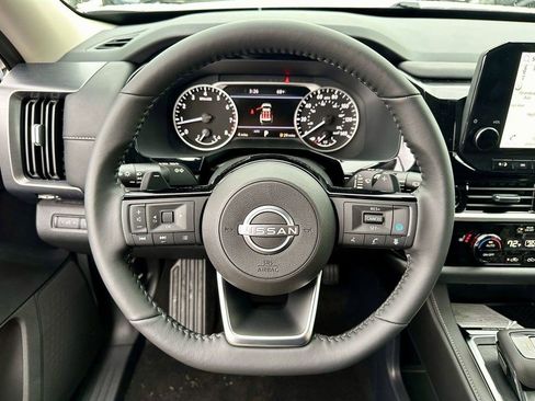 Used 2025 Nissan Pathfinder SL AWD/4WD image 18