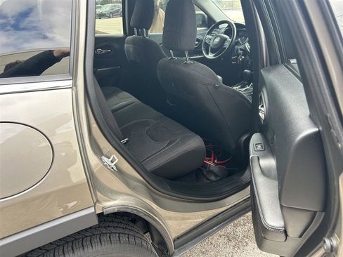 Used 2019 Jeep Cherokee Latitude w/ Cold Weather Group AWD/4WD image 16