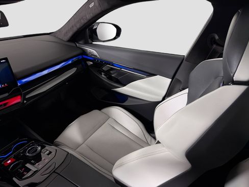 Used 2025 BMW M5 Touring image 26