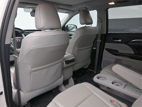 Certified 2019 Toyota Highlander Limited Platinum image 12