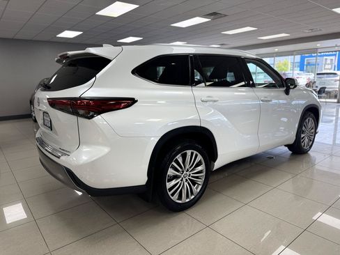 Used 2023 Toyota Highlander Platinum FWD image 2