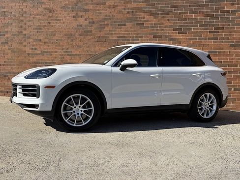 Used 2025 Porsche Cayenne image 1