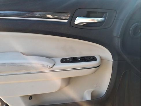 Used 2019 Chrysler 300 Touring w/ Driver Convenience Group image 17