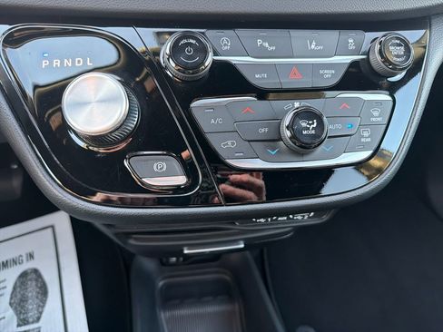 Used 2025 Chrysler Pacifica Select image 17