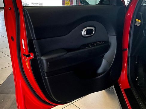 Used 2017 Kia Soul + image 18