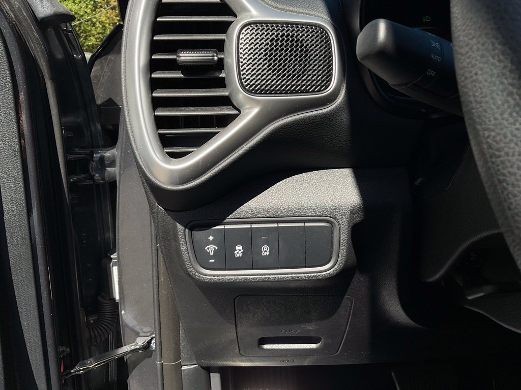 Used 2025 Kia Soul LX w/ LX Technology Package FWD image 13