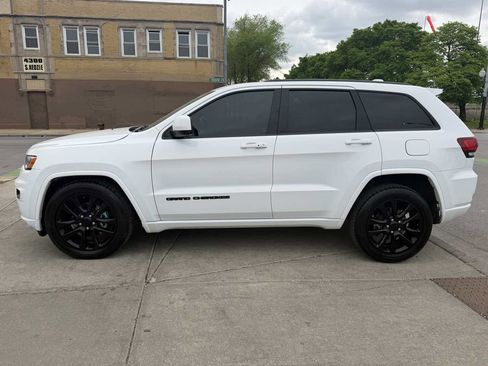 Used 2018 Jeep Grand Cherokee Altitude RWD image 8