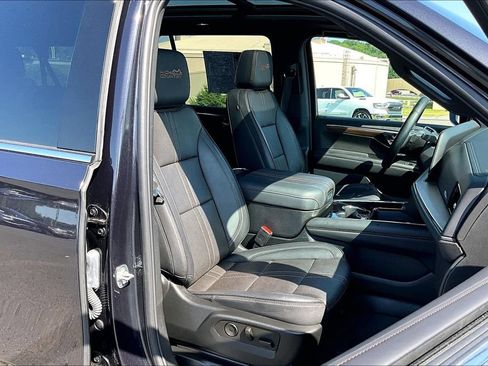 Used 2025 Chevrolet Suburban High Country w/ Sun And Tow Package AWD/4WD image 32