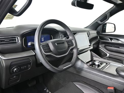 Used 2023 Jeep Wagoneer L Series II image 24