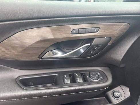 Used 2024 GMC Terrain Denali w/ Denali Premium Package AWD/4WD image 10