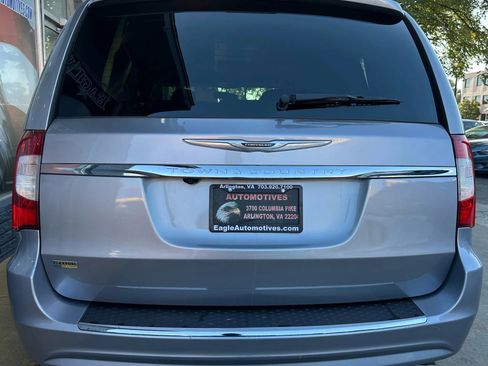 Used 2016 Chrysler Town & Country Touring image 4