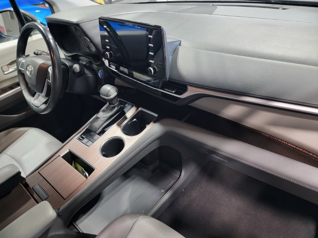 Used 2022 Toyota Sienna XLE FWD image 16