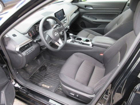 Used 2024 Nissan Altima 2.5 SV image 9