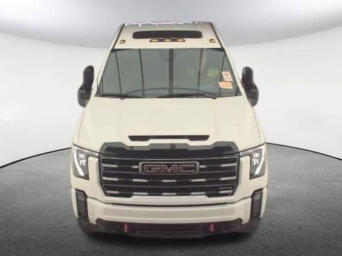 Used 2024 GMC Sierra 2500 AT4 w/ Technology Package AWD/4WD image 2
