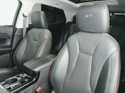Certified 2022 Buick Envision Essence w/ Sport Touring Package FWD image 11