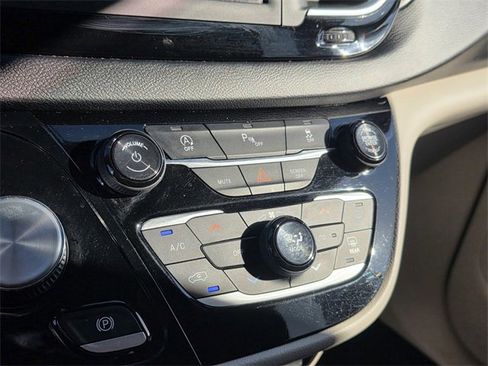 Used 2020 Chrysler Pacifica Touring image 21