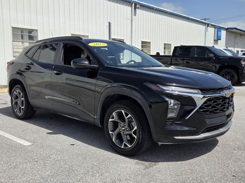 Certified 2025 Chevrolet Trax LT w/ Driver Confidence Package FWD image 7
