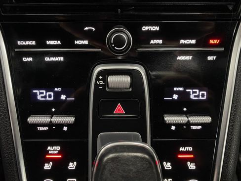 Used 2018 Porsche Panamera image 28