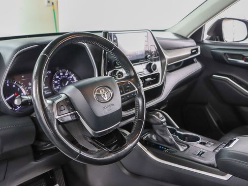 Used 2020 Toyota Highlander XLE FWD image 23