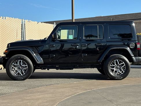 Used 2025 Jeep Wrangler Unlimited Sahara AWD/4WD image 7