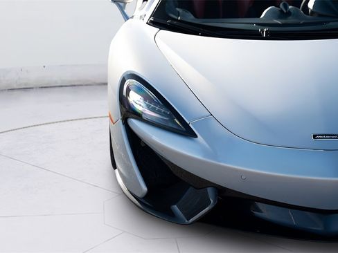 Used 2018 McLaren 570S Spider image 35
