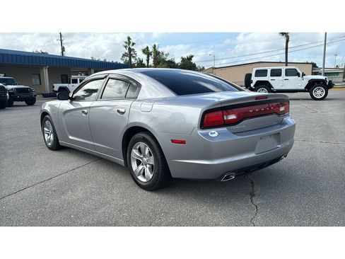 Used 2013 Dodge Charger SE RWD image 4