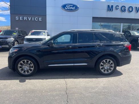 Used 2025 Ford Explorer Platinum AWD/4WD image 3