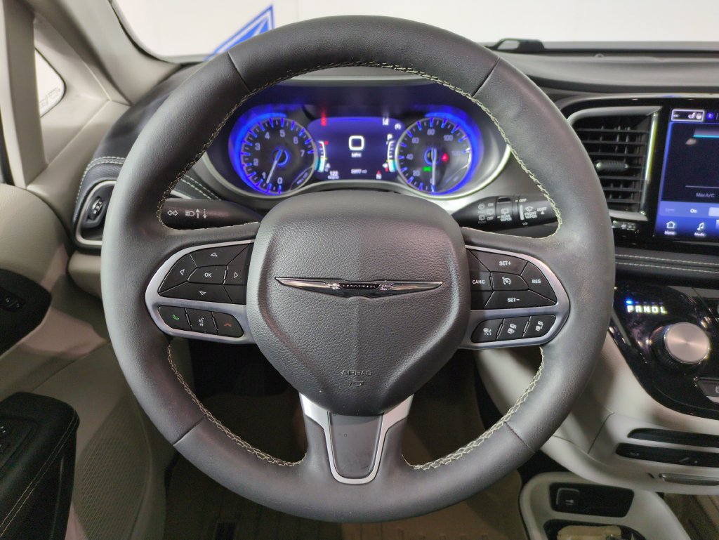 Used 2022 Chrysler Pacifica Touring-L w/ Uconnect Theater Family Group AWD/4WD image 19