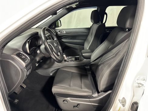 Used 2019 Jeep Grand Cherokee Laredo AWD/4WD image 3