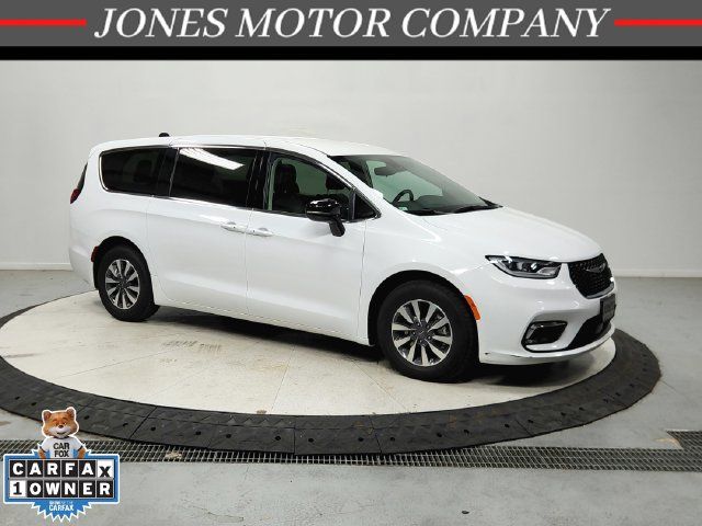 Used 2024 Chrysler Pacifica Limited FWD image 1