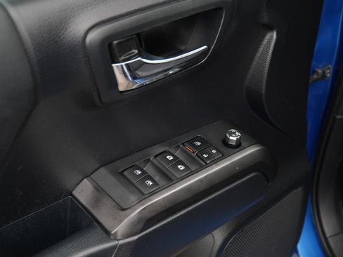 Used 2018 Toyota Tacoma TRD Off-Road AWD/4WD image 14