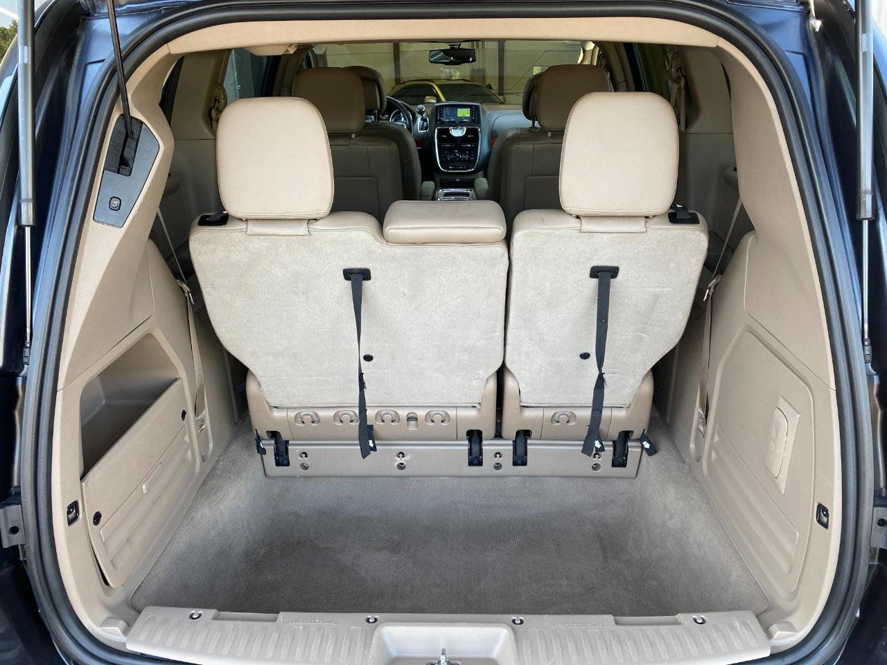 Used 2014 Chrysler Town & Country Touring-L w/ Driver Convenience Group FWD image 10